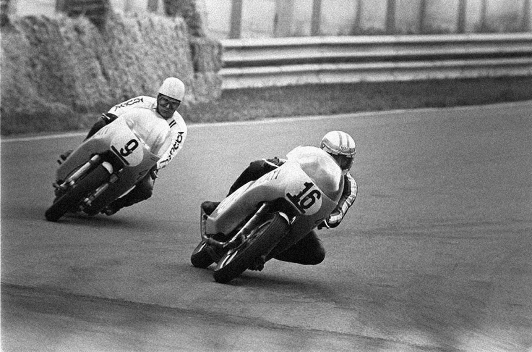 Vintage black and white photo of Paul Smart (16) and Bruno Spaggiari (9) racing Ducati 750 Desmo motorcycles equipped with Marzocchi suspension at the 1972 Imola 200.
