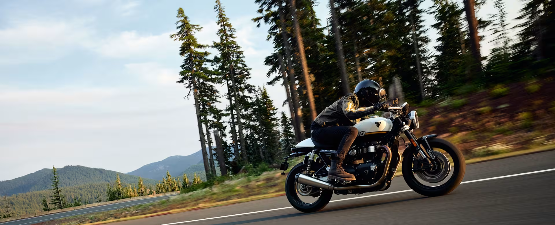 Triumph Speed Twin 900 in motion on a mountain highway, equipped with Marzocchi motorcycle suspension.